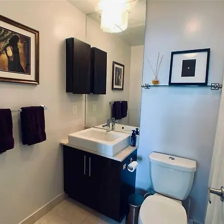 2-Bdrm And 1 Den 3 Bed Condo With 2 Bath - Walking Distance To Scotiabank Arena, Cn Tower, Union Station, Ripleys With Free Parking Toronto Extérieur photo