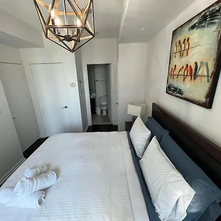 2-Bdrm And 1 Den 3 Bed Condo With 2 Bath - Walking Distance To Scotiabank Arena, Cn Tower, Union Station, Ripleys With Free Parking Toronto Extérieur photo