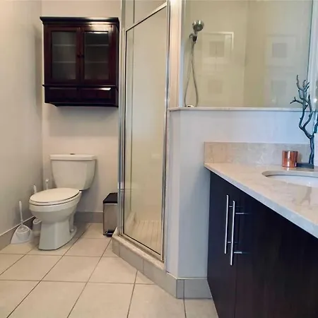 2-Bdrm And 1 Den 3 Bed Condo With 2 Bath - Walking Distance To Scotiabank Arena, Cn Tower, Union Station, Ripleys With Free Parking Toronto Extérieur photo