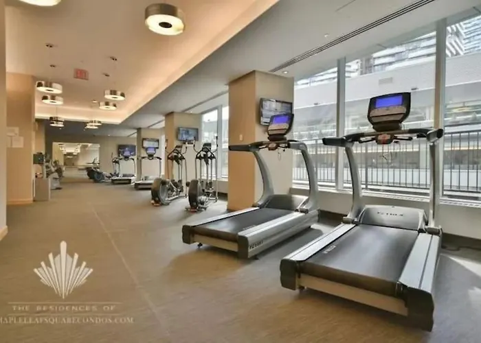 2-Bdrm And 1 Den 3 Bed Condo With 2 Bath - Walking Distance To Scotiabank Arena, Cn Tower, Union Station, Ripleys With Free Parking