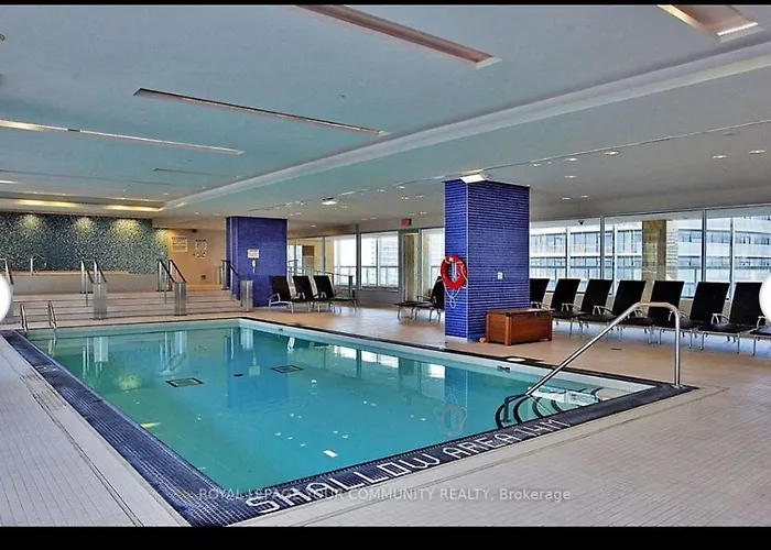 2-Bdrm And 1 Den 3 Bed Condo With 2 Bath - Walking Distance To Scotiabank Arena, Cn Tower, Union Station, Ripleys With Free Parking