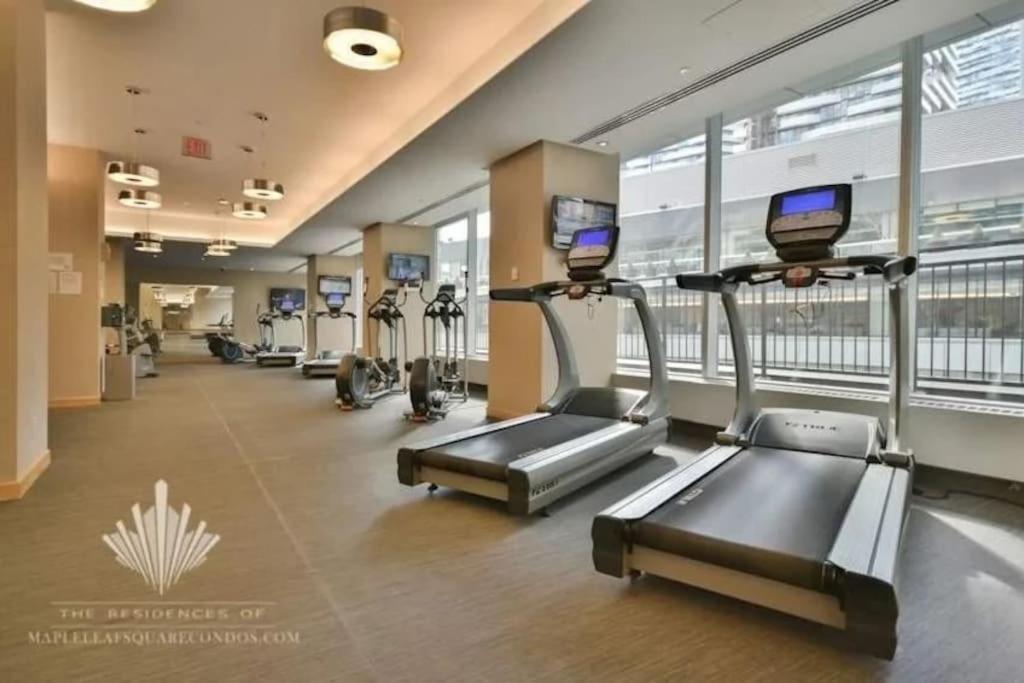 2-bdrm And 1 Den 3 Bed With 2 Bath - Walking Distance To Scotiabank Arena, Cn Tower, Union Station, Ripleys With Free Parking Appartement Toronto
