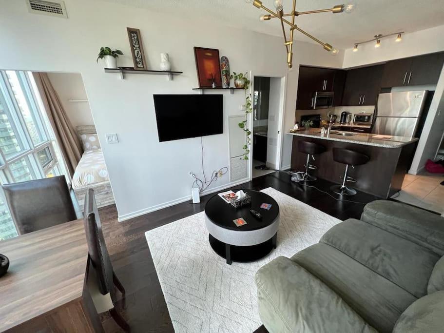 2-bdrm And 1 Den 3 Bed With 2 Bath - Walking Distance To Scotiabank Arena, Cn Tower, Union Station, Ripleys With Free Parking * Toronto