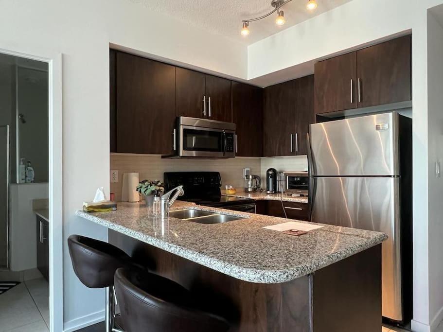 2-bdrm And 1 Den 3 Bed With 2 Bath - Walking Distance To Scotiabank Arena, Cn Tower, Union Station, Ripleys With Free Parking Appartement *