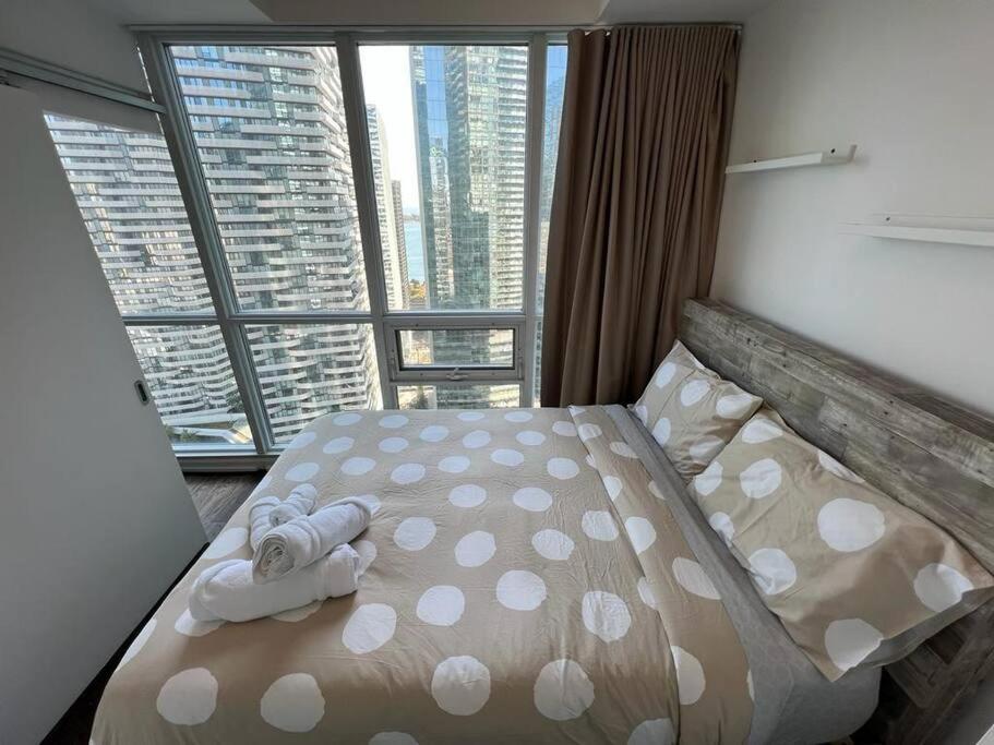 2-bdrm And 1 Den 3 Bed With 2 Bath - Walking Distance To Scotiabank Arena, Cn Tower, Union Station, Ripleys With Free Parking Appartement Toronto