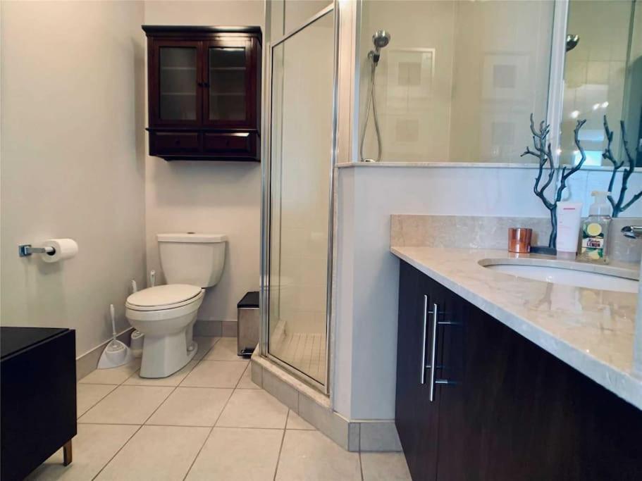 2-bdrm And 1 Den 3 Bed With 2 Bath - Walking Distance To Scotiabank Arena, Cn Tower, Union Station, Ripleys With Free Parking Appartement *