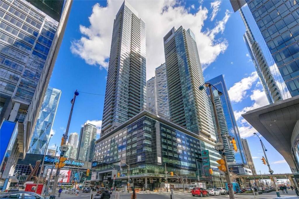 2-bdrm And 1 Den 3 Bed With 2 Bath - Walking Distance To Scotiabank Arena, Cn Tower, Union Station, Ripleys With Free Parking Appartement